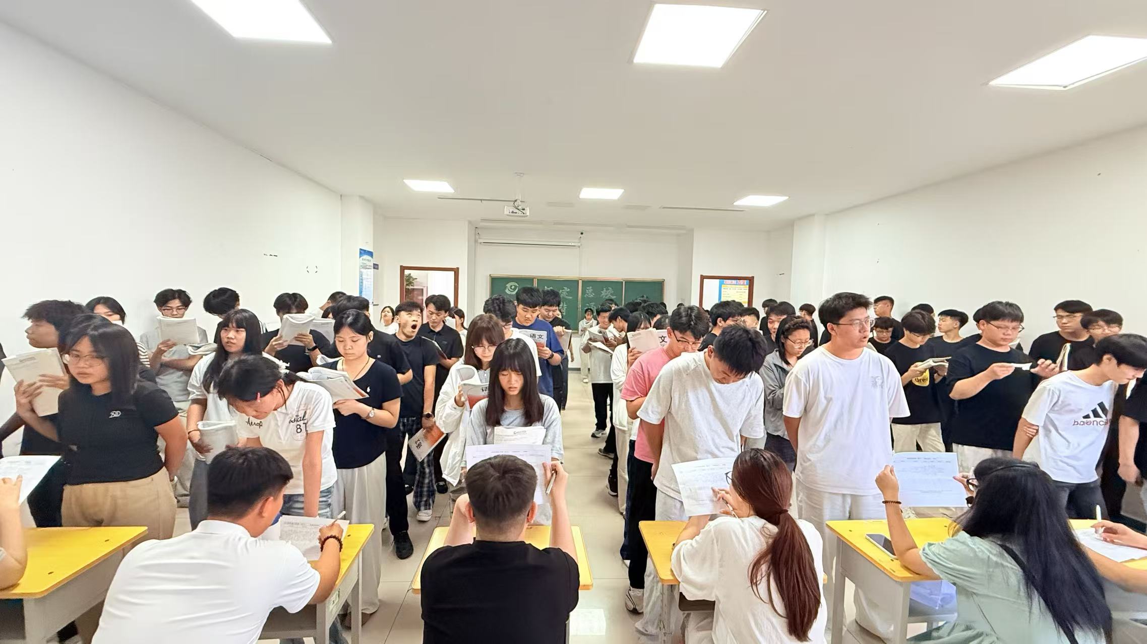 学生课间背诵实拍