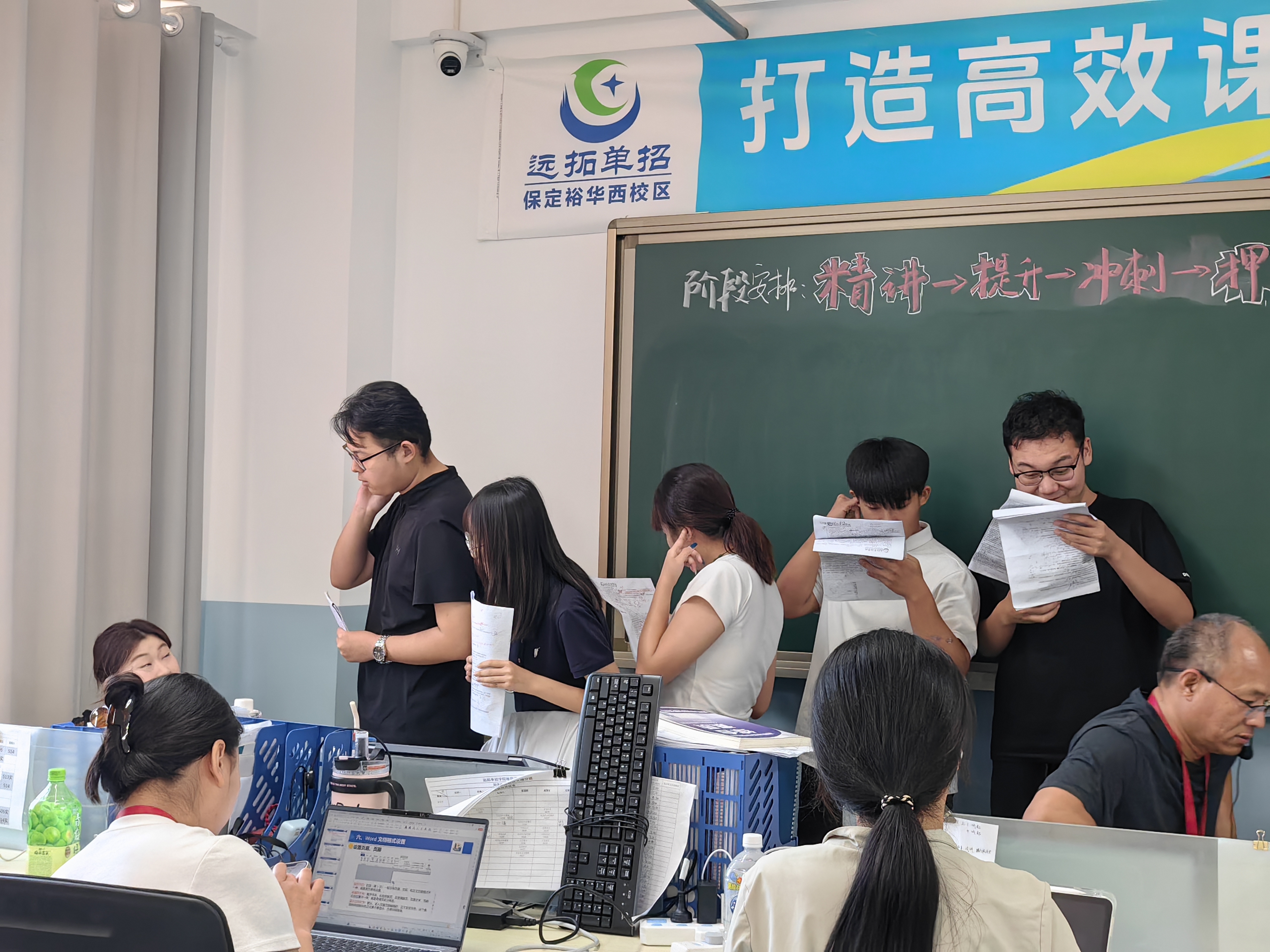 学生课间背诵实拍.jpg