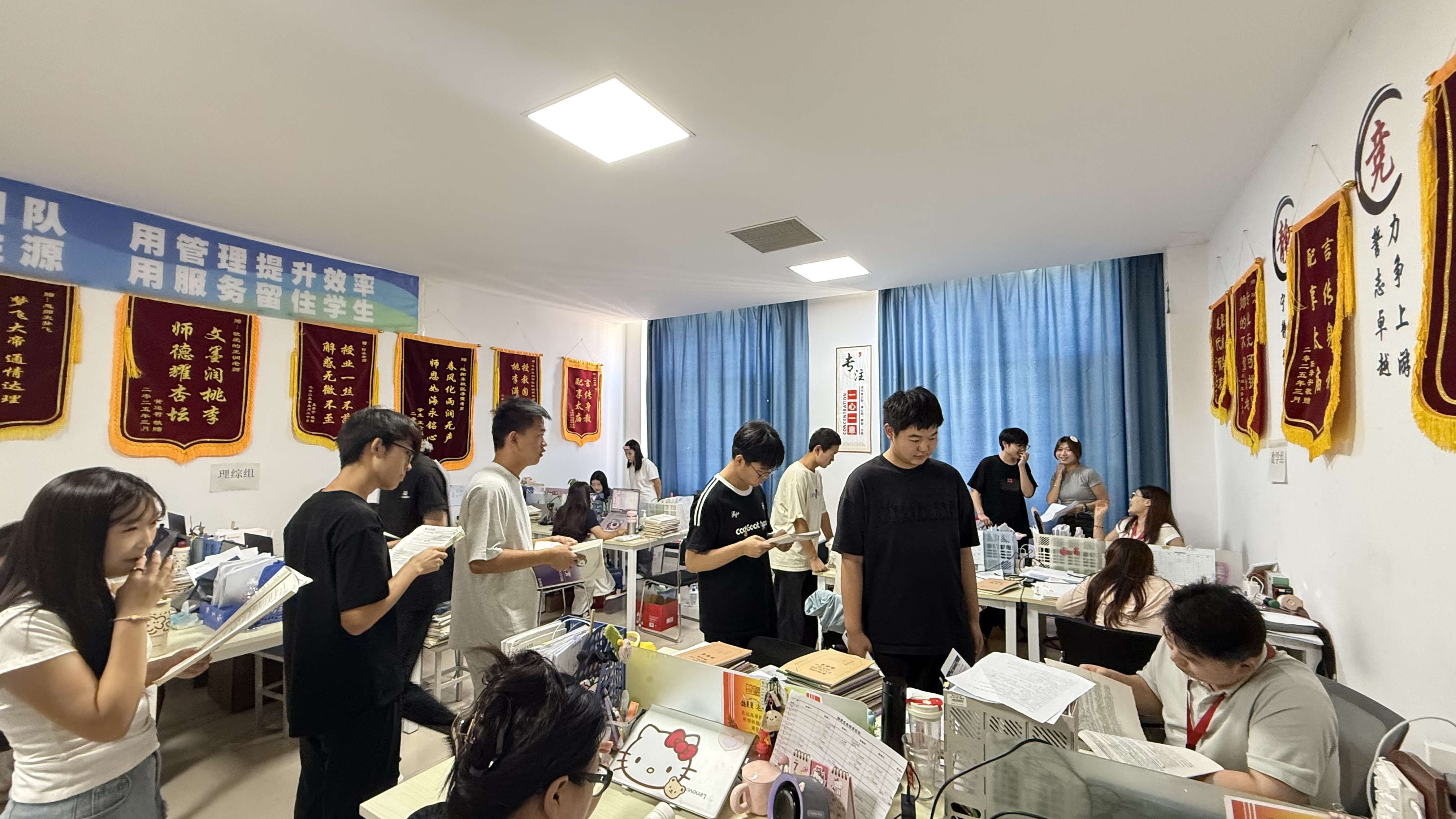 学生课间背诵实拍.jpg
