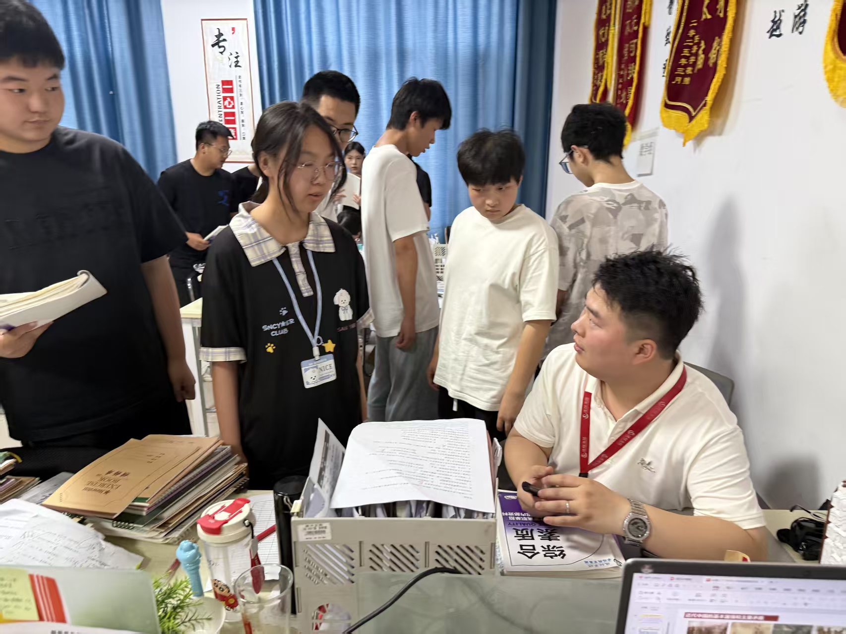 学生课间背诵实拍.jpg